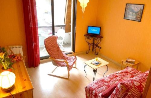 Bagneres-de-Luchon Apartment | Studio confortable pour 2 personnes avec balcon, au centre de Luchon, proche télécabine et thermes - FR-1-313-120