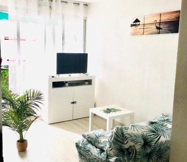 Le Couchant Apartment | studio cosy et moderne au couchant situé 150m de la plage -avec PARKING GRATUIT PRIVE - 25m2 - climatisé - balcon - wifi gratuit
