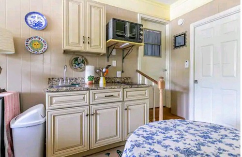 Tallahassee Apartment | Studio ESCAPE Cozy CLOSE-IN Kitchen Pool Work-Space