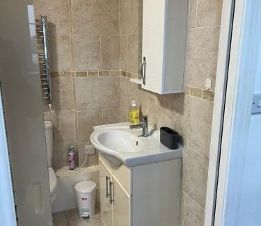Seven Sisters Apartment | Studio flat Manor House station.
