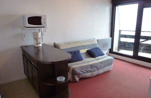 Arette Apartment | Studio for 6 at the slopes with balcony, ski locker, and free parking
