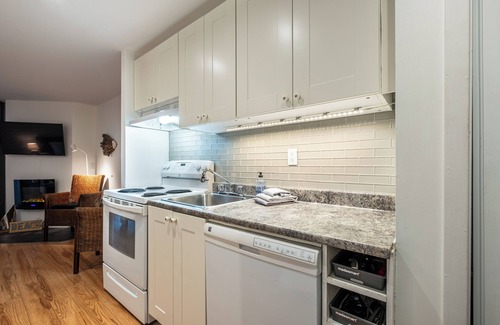 Mont-Tremblant Village Apartment | Studio Kona 5 km from Ski Mint-Tremblant