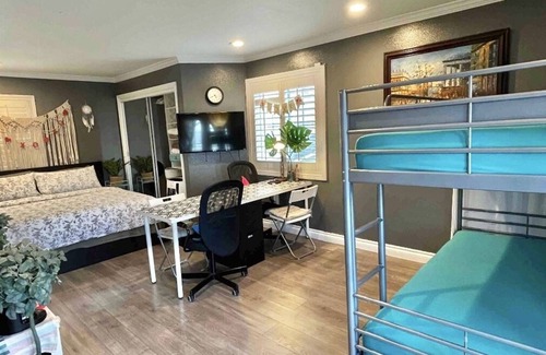 Fountain Valley House | 🏡Studio Loft ★ Prvt entrance ★ Balcony ★Peaceful★Heart of OC (31 nights minimum)