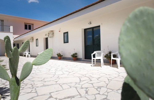 Noto Historic Centre Apartment | Studio 'Mandarino - Fiumara Val Di Noto' with Mountain View, Wi-Fi and Air Conditioning