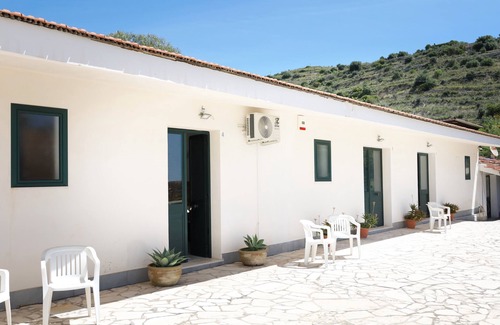 Noto Historic Centre Apartment | Studio 'Mandarino - Fiumara Val Di Noto' with Mountain View, Wi-Fi and Air Conditioning