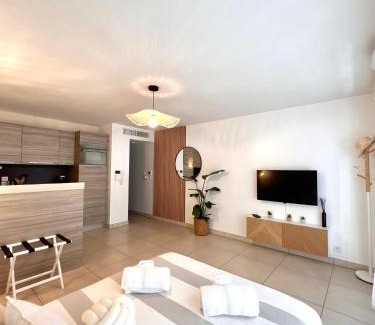 Les Salines Apartment | Studio NEUF - PORTES DE MONACO - Confort - Wifi - Clim