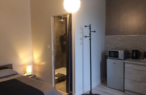 Thiviers Apartment | STUDIO proche gare avec kitchenette et wifi - porte rouge