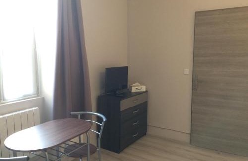 Thiviers Apartment | STUDIO proche gare avec kitchenette et wifi - porte rouge