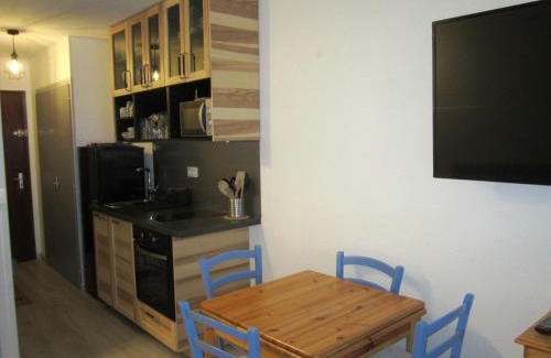 Villard-de-Lans Apartment | Studio rénové au pied des pistes avec balcon – 4 pers, cuisine équipée, parking gratuit - FR-1-689-87