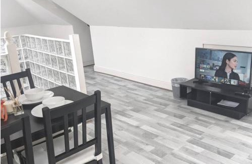 Newbury House | Studio Rooms Ensuite Newbury Park London