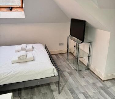 Newbury House | Studio Rooms Ensuite Newbury Park London