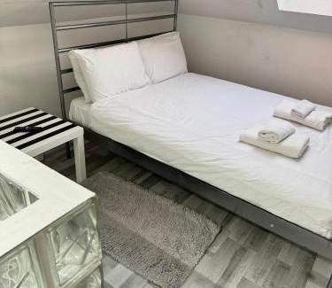 Newbury House | Studio Rooms Ensuite Newbury Park London