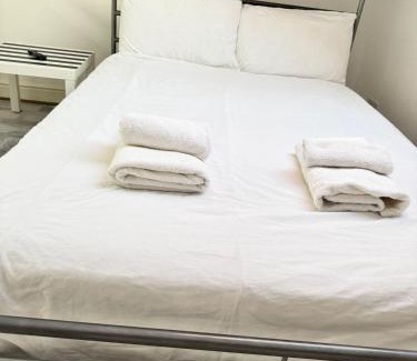 Newbury House | Studio Rooms Ensuite Newbury Park London