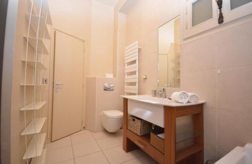 Saint-Thomas-d'Aquin Apartment | Studio Saint Germain