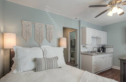 Country Club Plaza Area Apartment | Studio Simplicity at the Seville