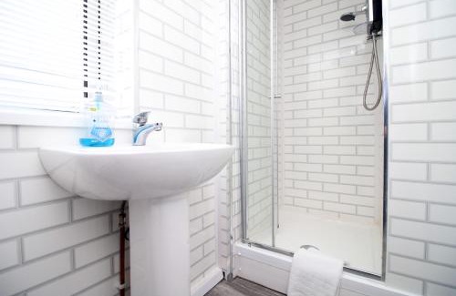 Cwmbrwla Apartment | Studio - Sleeps 10 - Parking - Wifi