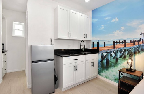 Daytona Beach Shores Hotel | Studio suite Queen bed kitchen walk in shower #5