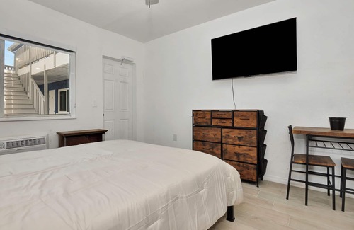Daytona Beach Shores Hotel | Studio suite Queen bed kitchen walk in shower #5