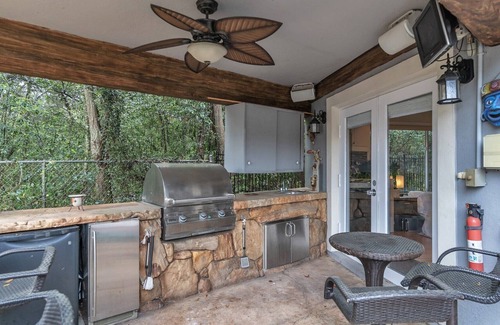 Orlando Apartment | Studio Suite with King & Queen beds Sleeps 4 with Kitchenette