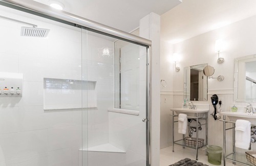 Orlando Apartment | Studio Suite with King & Queen beds Sleeps 4 with Kitchenette