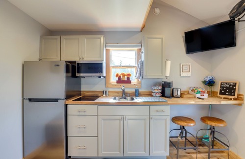 Marshall Apartment | Studio w/Loft, Hot Tub & Views in Marshall!