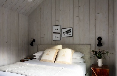 Stowe Area Hotel | Stuga - Queen | Tälta Lodge, a Bluebird by Lark | with Indoor Swimming Pool