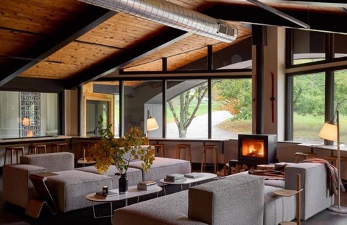 Stowe Area Hotel | Stuga - Queen | Tälta Lodge, a Bluebird by Lark | with Indoor Swimming Pool