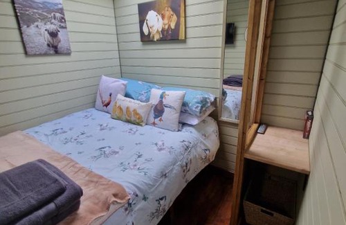 Cylch-Y-Garn House | Stunning 1-Bed shepherd hut