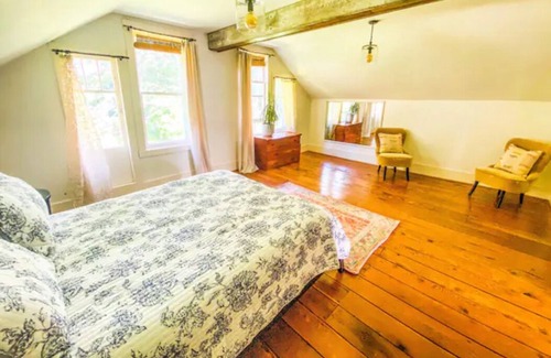 Shawnigan Lake Other | *Stunning 1903 farmhouse on 1/2 acre, Shawnigan Lake 2 min away, sauna