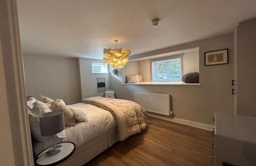 Trafford Apartment | Stunning 1bed flat in Hale, Cheshire