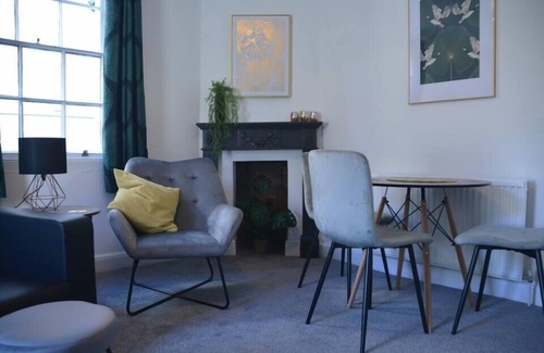 Cheltenham Apartment | Stunning 2 BD Apartment in Cheltenham