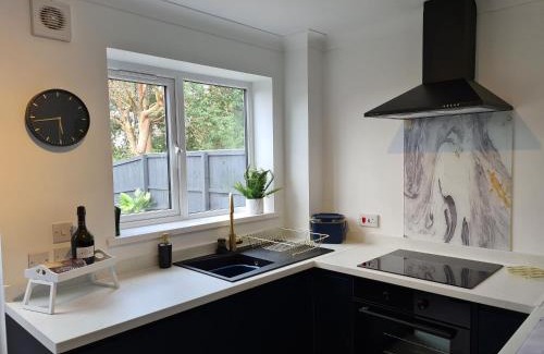 Llanelli House | Stunning 2 bed house near coastal path/lake/beach