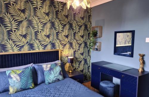 Llanelli House | Stunning 2 bed house near coastal path/lake/beach