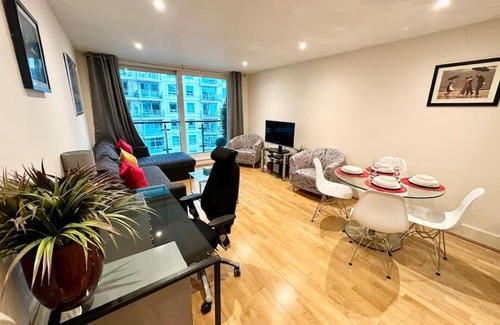 Vauxhall Apartment | Stunning 2 Bed Thames River View - Central London