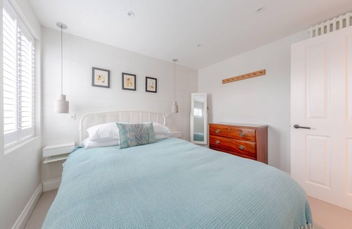 Mortlake Apartment | Stunning 2 Bedroom Flat with a Garden in Barnes