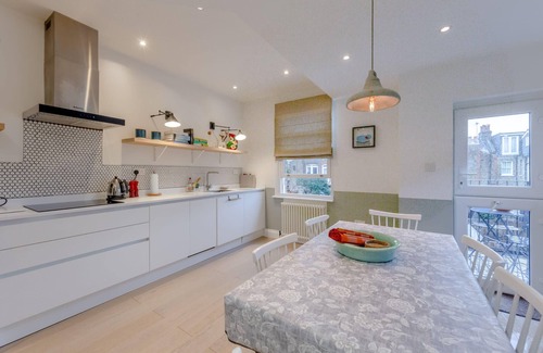 Mortlake Apartment | Stunning 2 Bedroom Flat with a Garden in Barnes