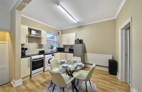 Walpole Apartment | Stunning 2-Bedroom, Located In West London