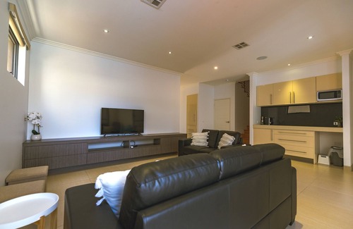 Mindarie House | Stunning 2 storey property meters to Mindarie Marina
