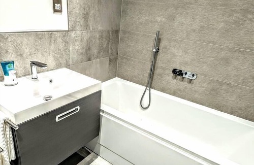 Darlington House | Stunning 3 Bed Home Private Drive close to Teesside Airport