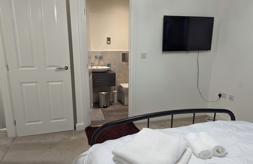 Darlington House | Stunning 3 Bed Home Private Drive close to Teesside Airport