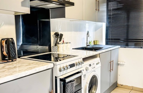 Shirley House | Stunning 3-bed House in London With Free Parking