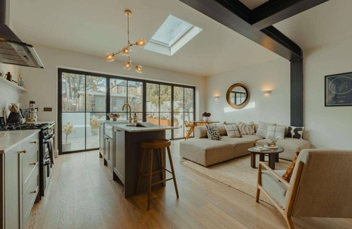 Barnet Apartment | Stunning 3 Bedroom Family Home