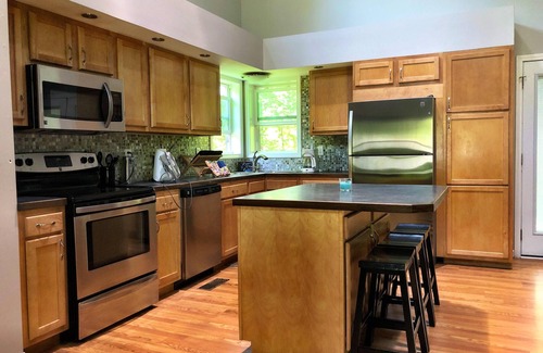 Primrose Cabin | Stunning 3 bedroom cabin in Deer Water Lake with hot tub and wi-fi