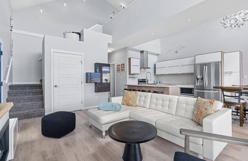 Central Okanagan Cottage | Stunning 3-Bedroom Cottage at La Casa Resort- Perfect for a Fun Relaxing Getaway