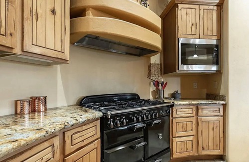 North Gateway House | Stunning 3-bedroom house with fitness room, hot tub and scenic views in Phoenix!