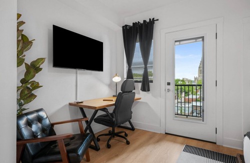 Shadyside Apartment | Stunning 3BR suite| 2 private decks| A+ Location!