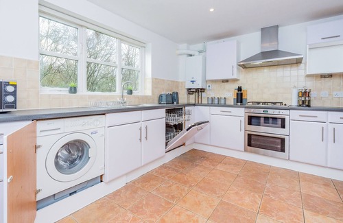 Milton Keynes Apartment | Stunning 4 Bed Home with Free Parking, Fast WiFi, and Pool Table
