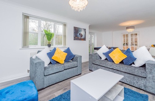 Milton Keynes Apartment | Stunning 4 Bed Home with Free Parking, Fast WiFi, and Pool Table