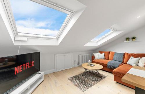 East Putney Apartment | Stunning 4 Bedroom Abode in Zone 1 - Balcony - Sleeps 9