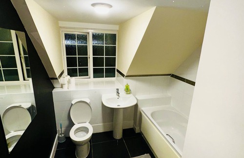 Peterborough House | Stunning 5-bed House in Peterborough, Host 15 g